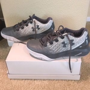 Boys under armour size 4 1/2